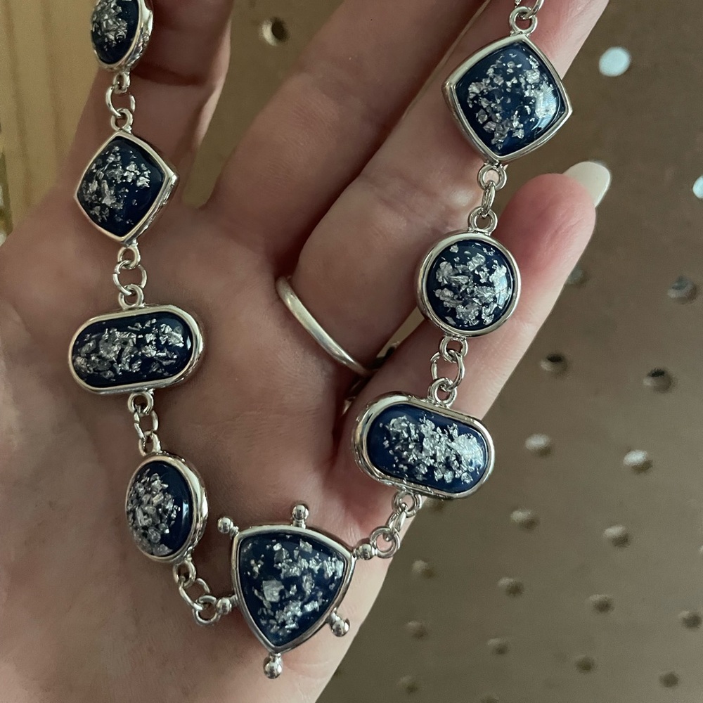 Shorter length necklace w/navy geometric stones accented by silver speckles.